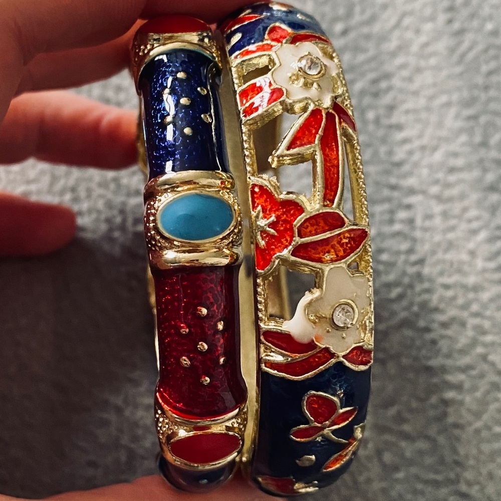 Two enamel hinged bangle bracelets - Picture 3 of 10